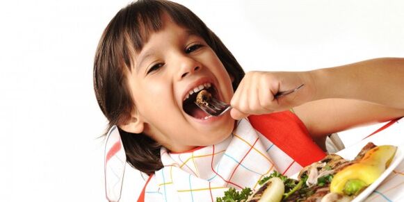 child eats vegetables on a diet with pancreatitis