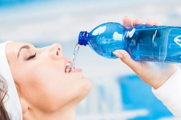 By drinking plenty of water, you can get rid of 5 kg of extra weight in a week. 