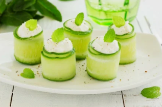 Cucumber rolls at the stage of Attack